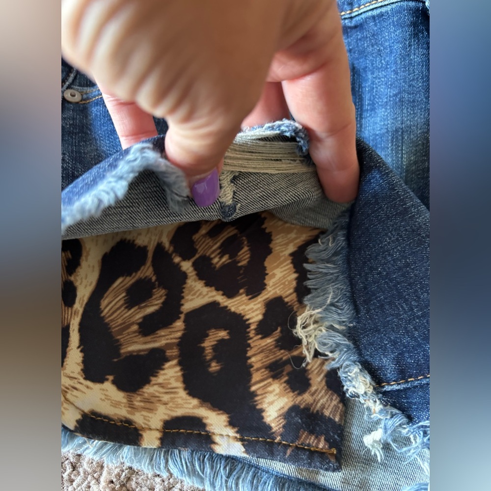 New Women’s KanCan Estilo Mid Rise Jean Shorts With Exposed Leopard Pockets - Picture 6 of 7